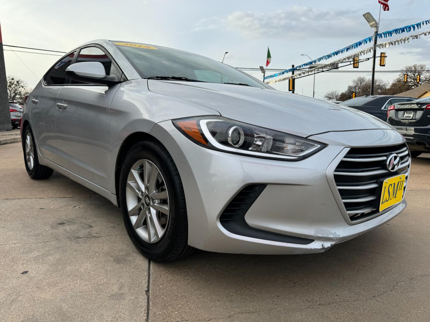 2018 SILVER /Gray HYUNDAI ELANTRA Limited 4dr Sedan (5NPD84LF7JH) with an 2.0L I4 engine, Automatic 6-Speed transmission, located at 5900 E. Lancaster Ave., Fort Worth, TX, 76112, (817) 457-5456, 0.000000, 0.000000 - This is a 2018 Hyundai Elantra Limited 4dr Sedan that is in excellent condition. There are no dents or scratches. The interior is clean with no rips or tears or stains. All power windows, door locks and seats. Ice cold AC for those hot Texas summer days. It is equipped with a CD player, AM/FM radio, - Photo#2